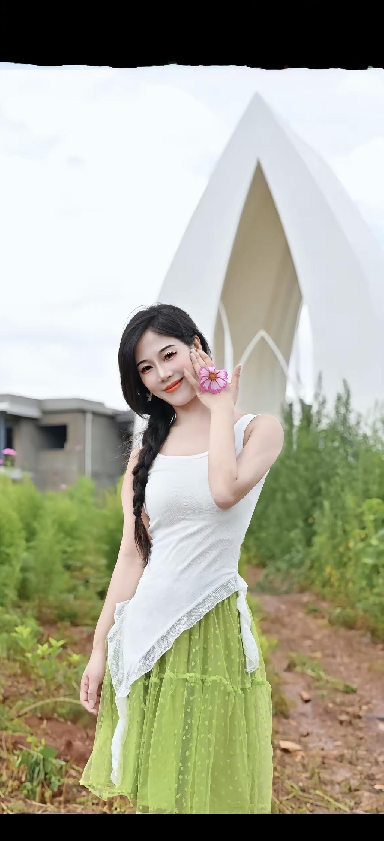 绿裙映花影，白衣拂春风。