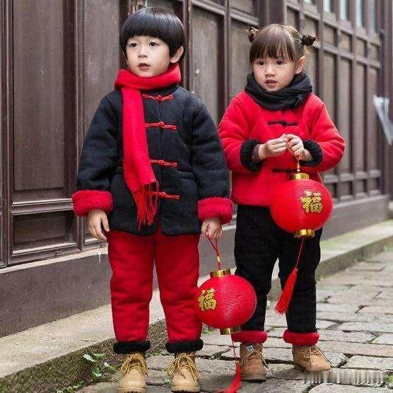 但后来我想明白一件事：不是年味没了，是我们从“看烟花的人”，变成了“点烟花的人”