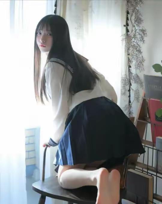 少女心爆棚的日式校服写真，阳光洒进房间，少女倚靠在椅子上，散发着青春的气息。