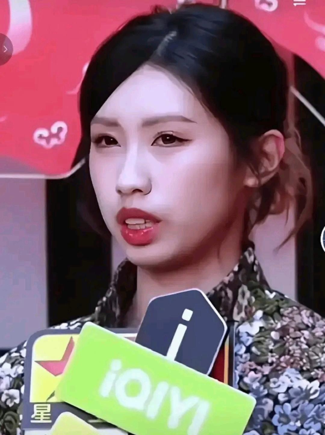 冯小刚收养的养女徐朵，咋和冯小刚长的一样这不妥妥的父女俩嘛，一样的脸型一样的嘴一