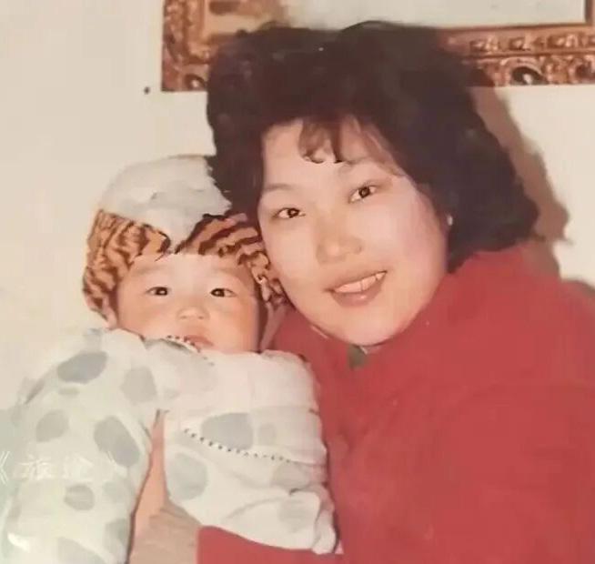 武汉一名女教师在医院产下男婴，丈夫凑到她耳边提出，拔掉孩子氧气管，二人可以再生健