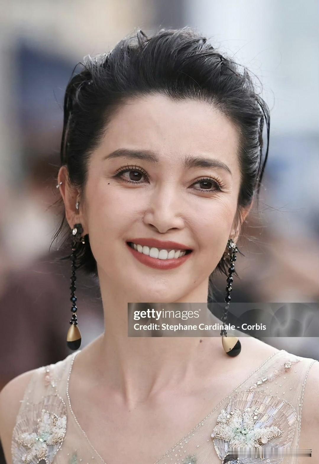 青岛退休大姐闲来刷短视频，看到李冰冰现身巴黎时装周的现场画面，作为一名青岛退休大