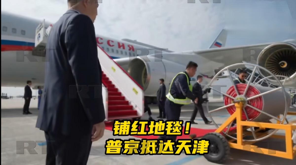铺地毯都有专用机器，这是中国；美国就没有，同样为普京铺地毯，美国大兵撅着屁股忙活