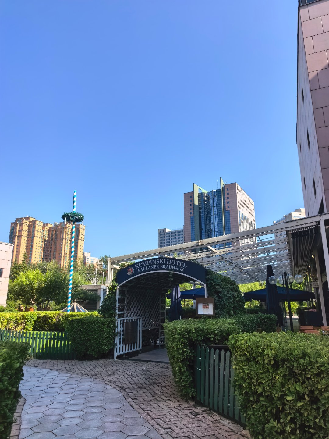 过来喝啤酒兄弟们  ​​​