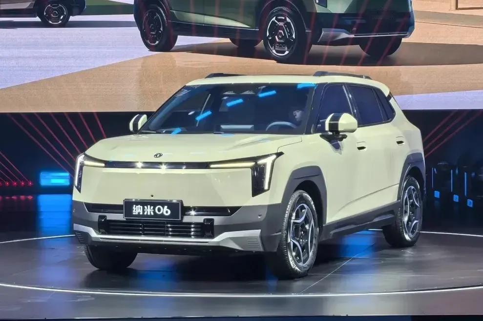 对新手小白来说，泊车是件头疼的事，而东风纳米06的隆重推出，让新手告别了一“泊”