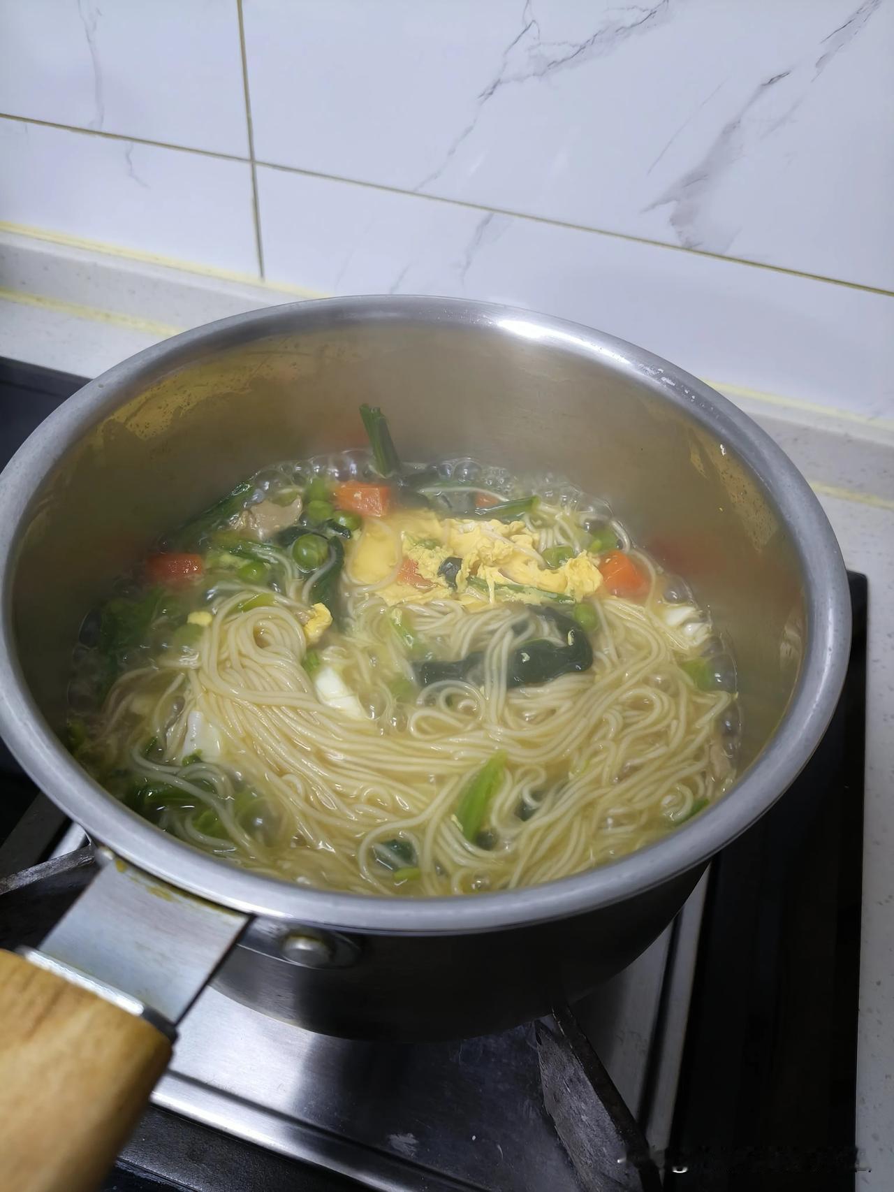 我最近很喜欢一句话，分享给大家:
再大的事，吃饱了再说。

没有谁的生活会一帆风