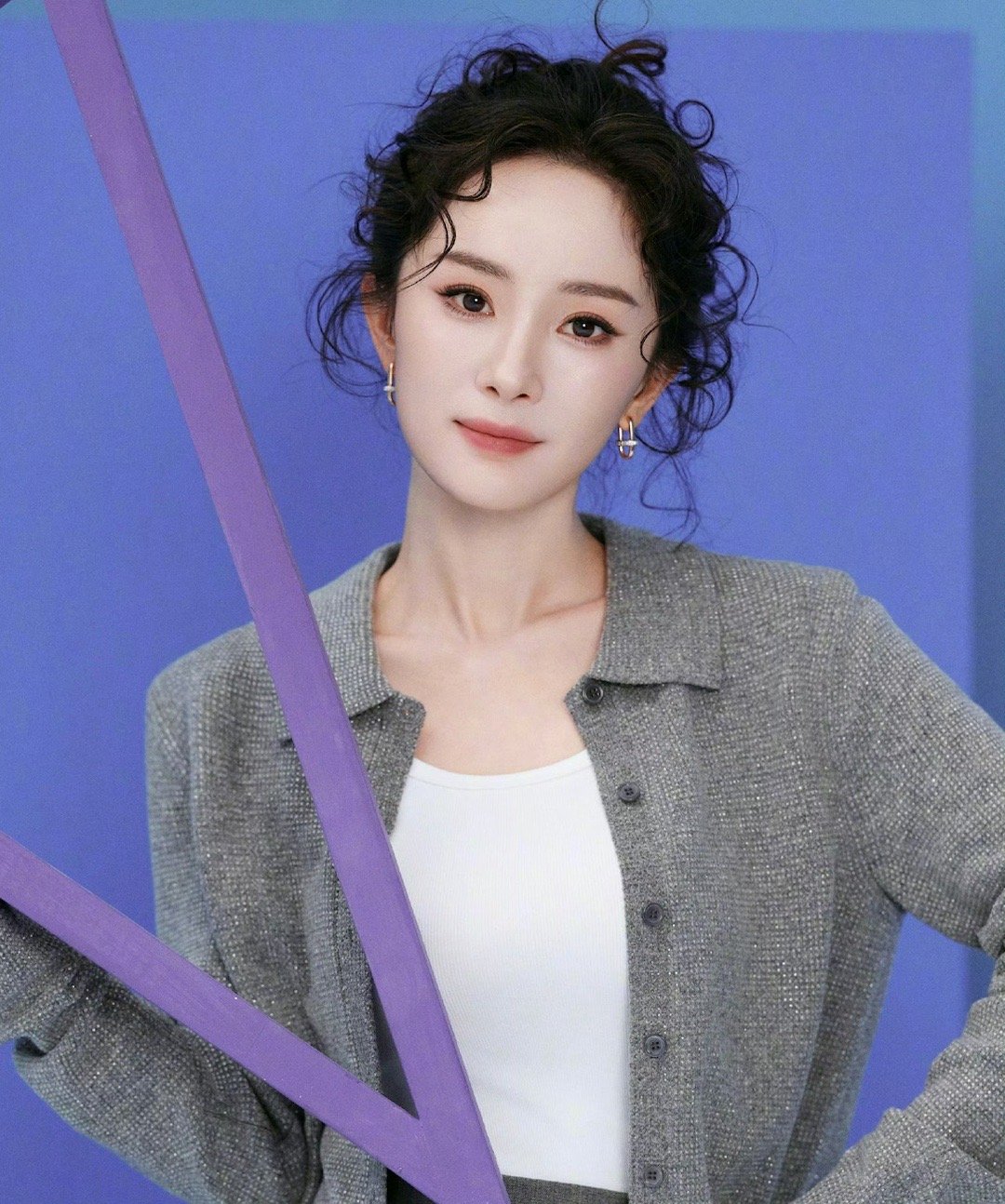谁给杨幂做的发型是不一样的风格呀，很俏皮可爱[哇] ​​​