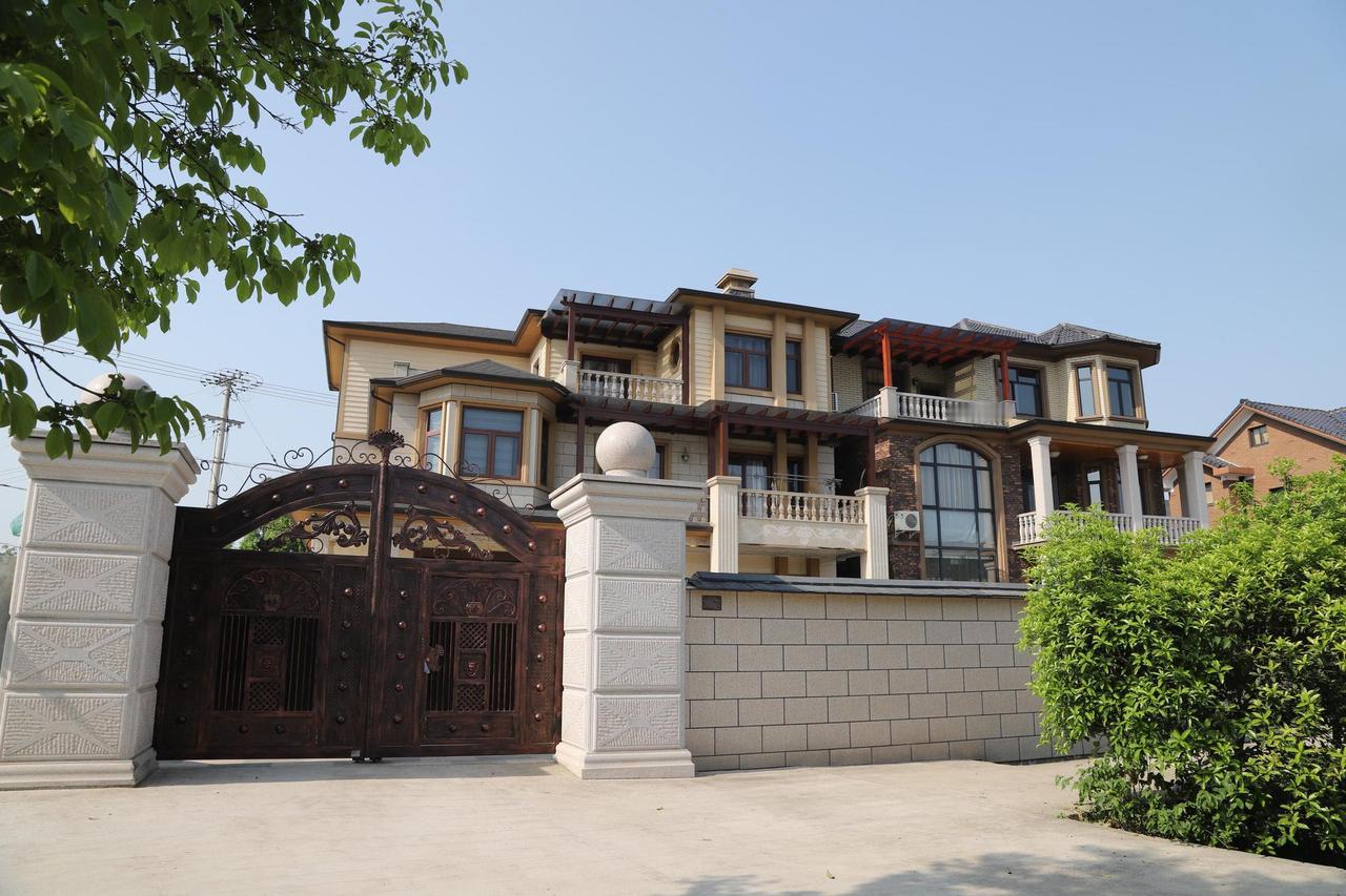 别墅大平层用空气能，一个主机带多个楼层够用吗？

别墅、大平层用水点多、管线长，