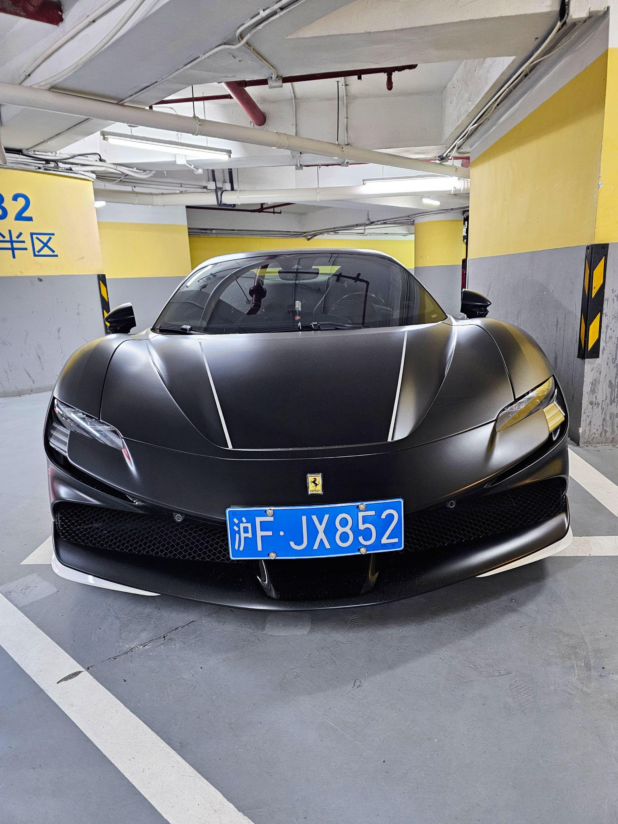 上海某地库偶遇高富帅的法拉利SF90 实车看到太帅了，这是多少男孩子的梦中情车？