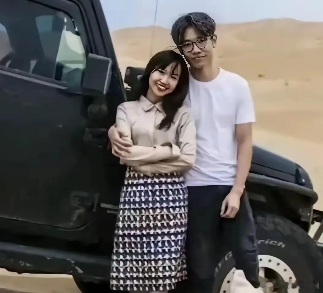歌手李行亮的夫人麦林女士，年轻的时候夫妻合影，也是很知性优雅的 