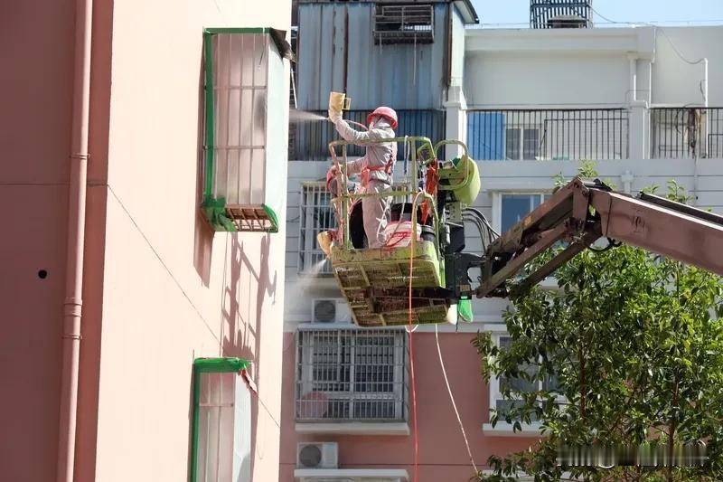 老旧小区改造最大的难点是什么? 老旧小区改造难点不少。资金是大问题，改造涉及房屋