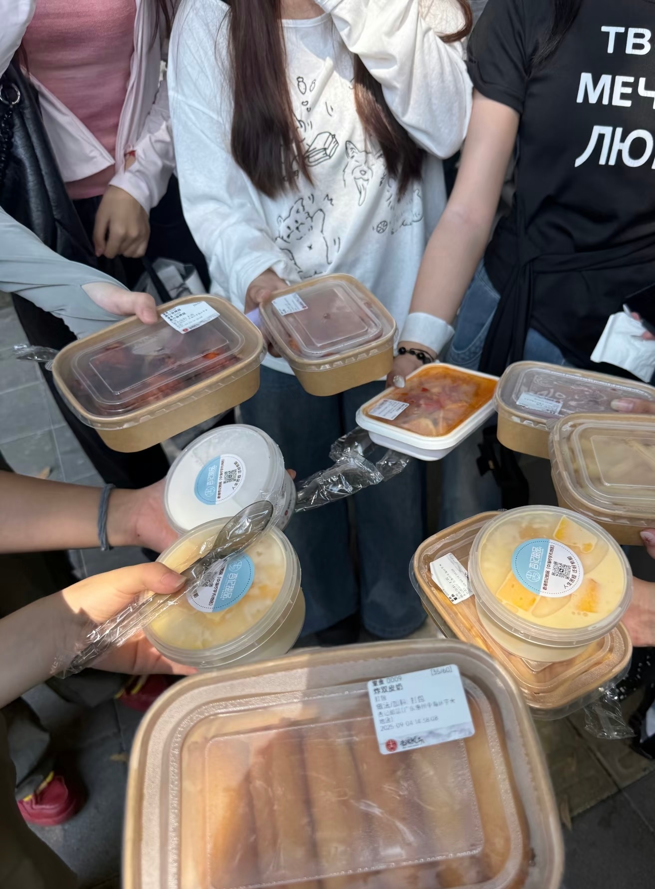 宋威龙逆应援请粉丝吃东西宋威龙野狗骨头杀青逆应援粉丝 龙龙这个贴心～ ​​​