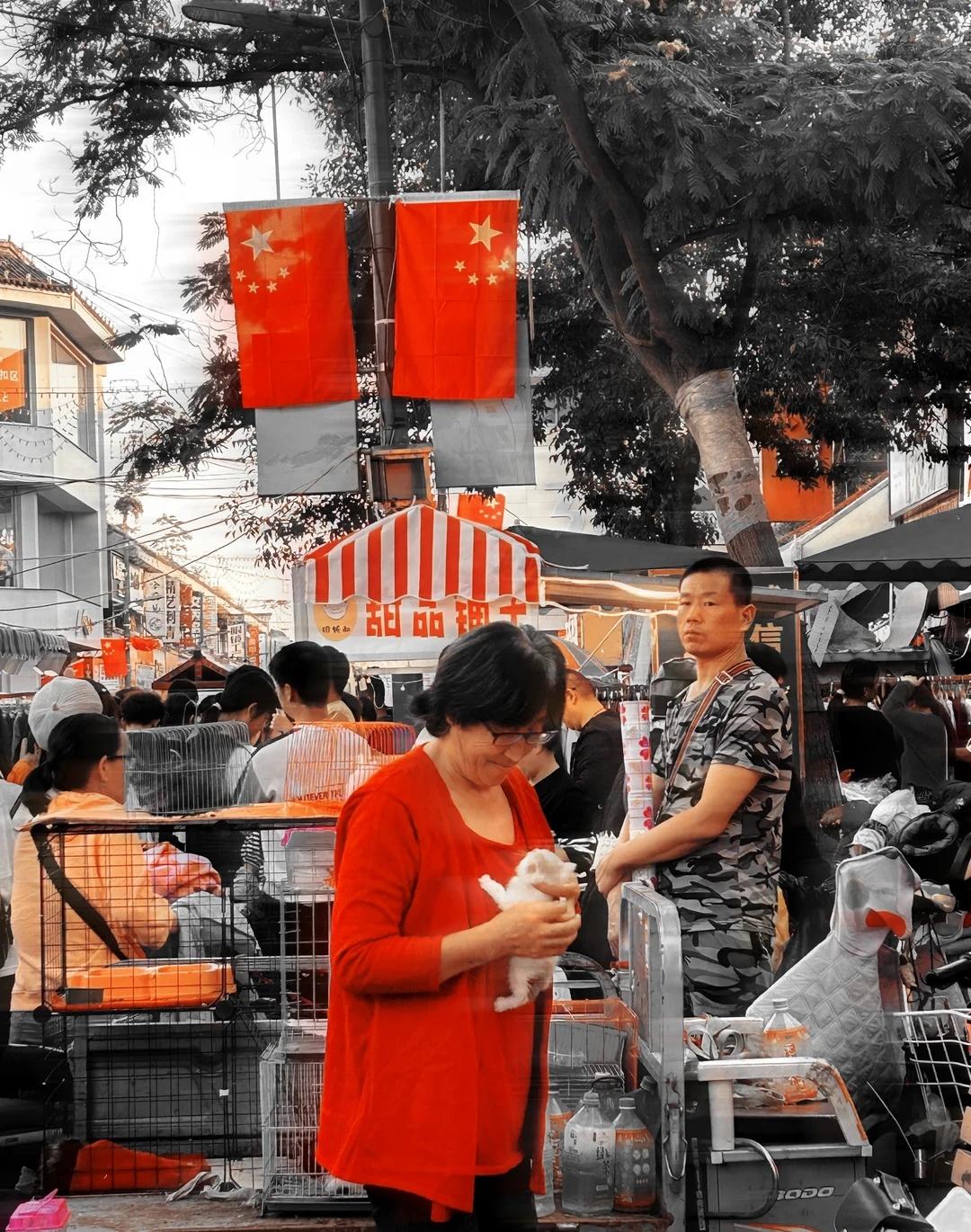 那年摩旅，在安阳街头拍到的温馨一幕
-
那天夕阳很美
我从北京骑摩托车回家
全程