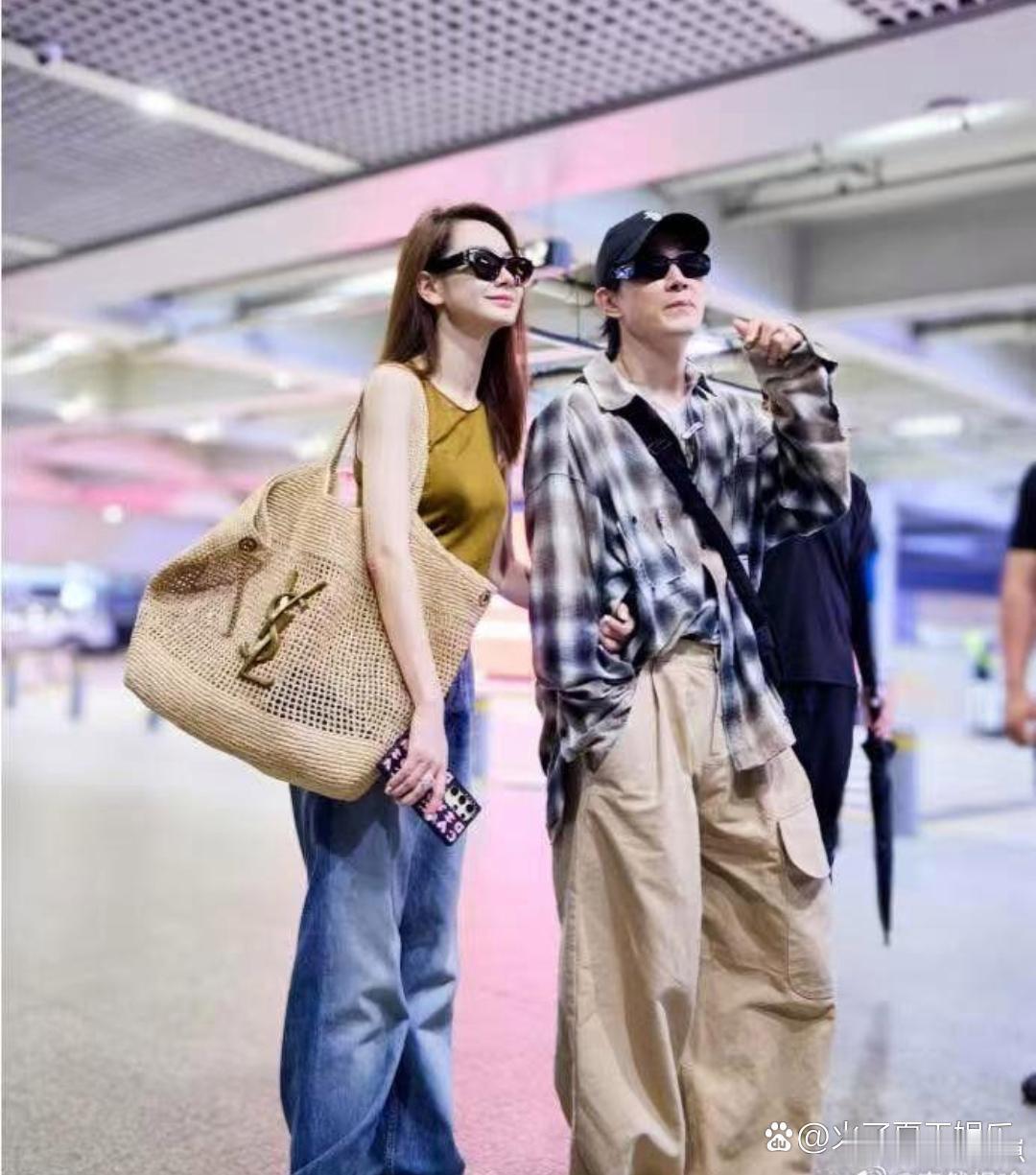 戚薇李承铉机场甜蜜同框，女主外男主内的相处模式甜度拉满，简约休闲穿搭清爽减龄超吸