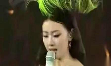 西安演唱会收尾，巨幕亮出“西安浐灞国际港”。全场静候下一首歌，单依纯却拿起话筒轻