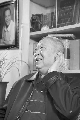 王铎：著名红学家李希凡，也是从青岛走出的大学问家。他的大学也是在青岛上的。