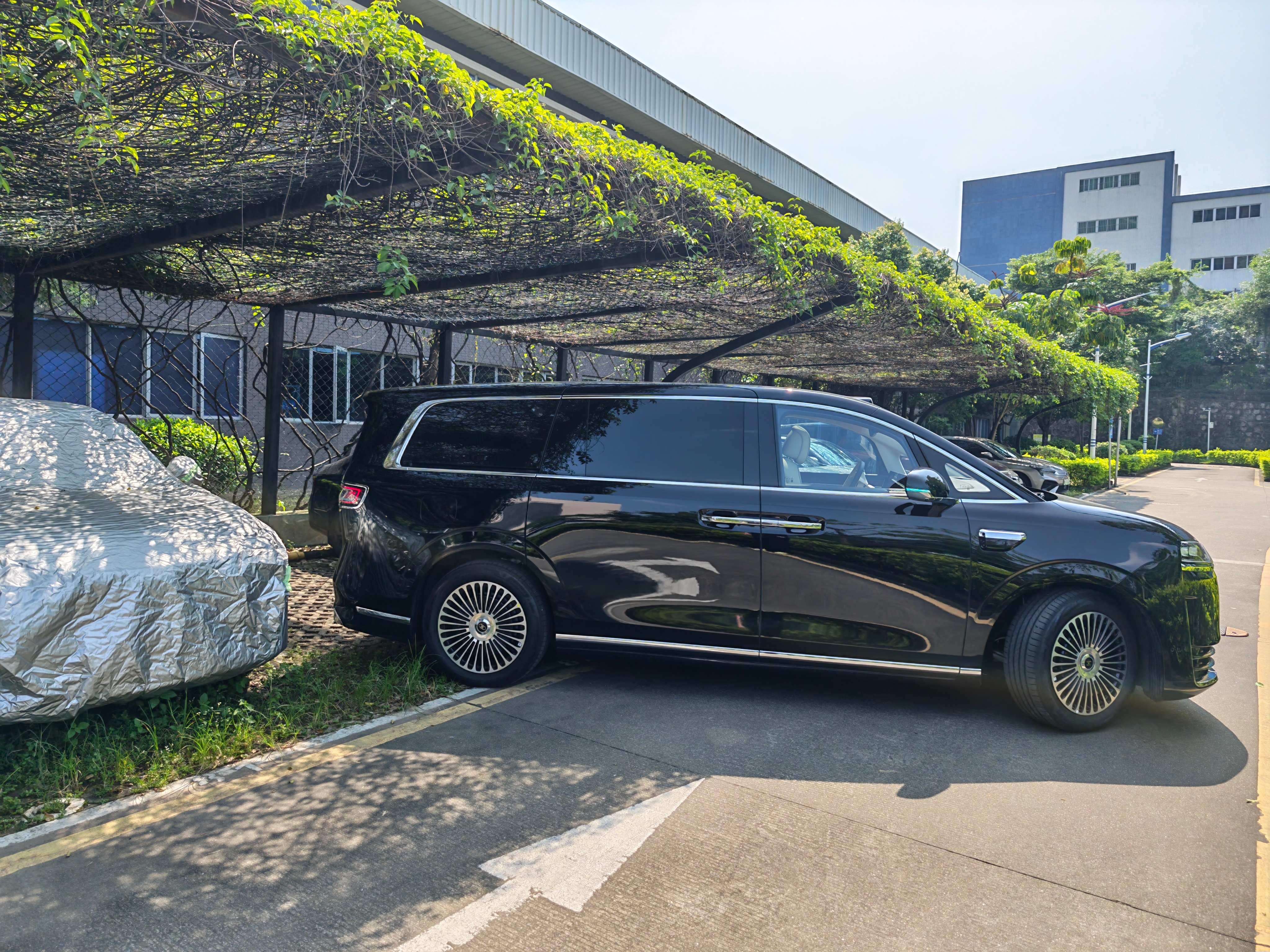 今天开智界 V9 又搞定了一个狭窄车位，这个车位的难点不仅是左右都有车，还在于面