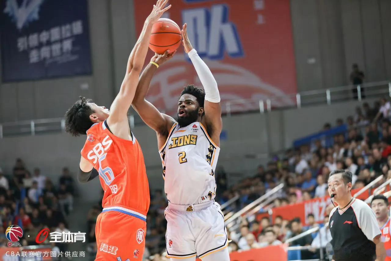 邹阳在自己的微博晒出了这张照片，明显是想证明自己第三节那个被判犯规的盖帽是好球。