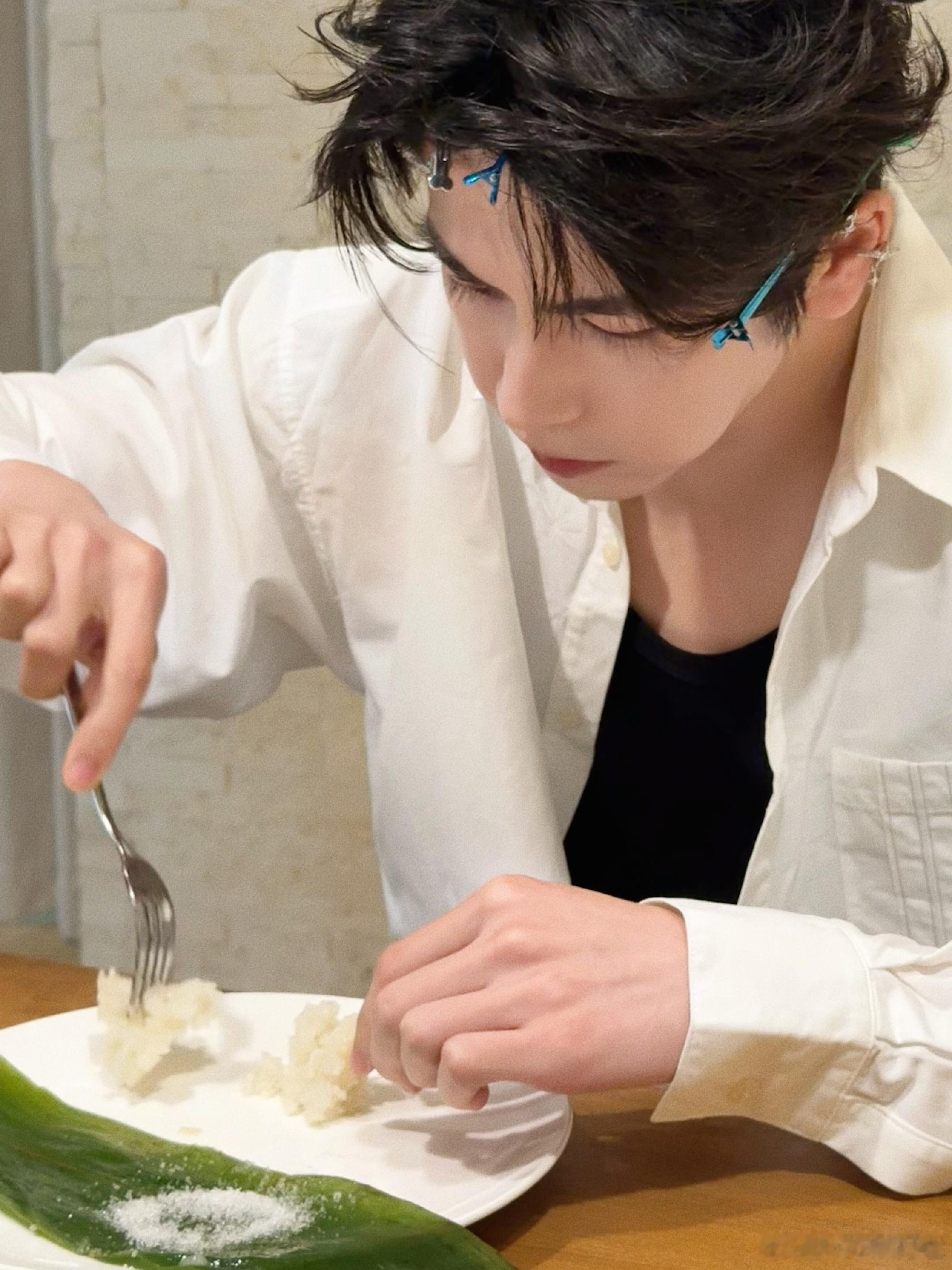 张凌赫吃粽子都这么帅 这个对面视角看起来很可耐捏 