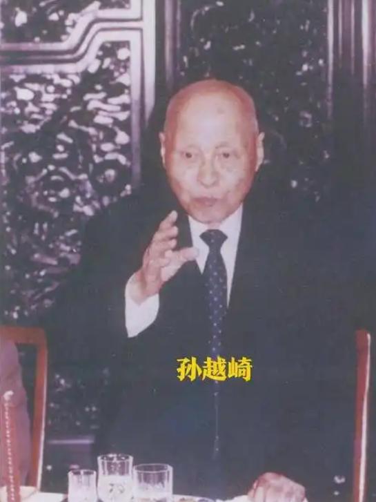 1949年蒋介石下令炸毁大陆所有工业命脉，一个国民党高官却阳奉阴违，他保下的上千