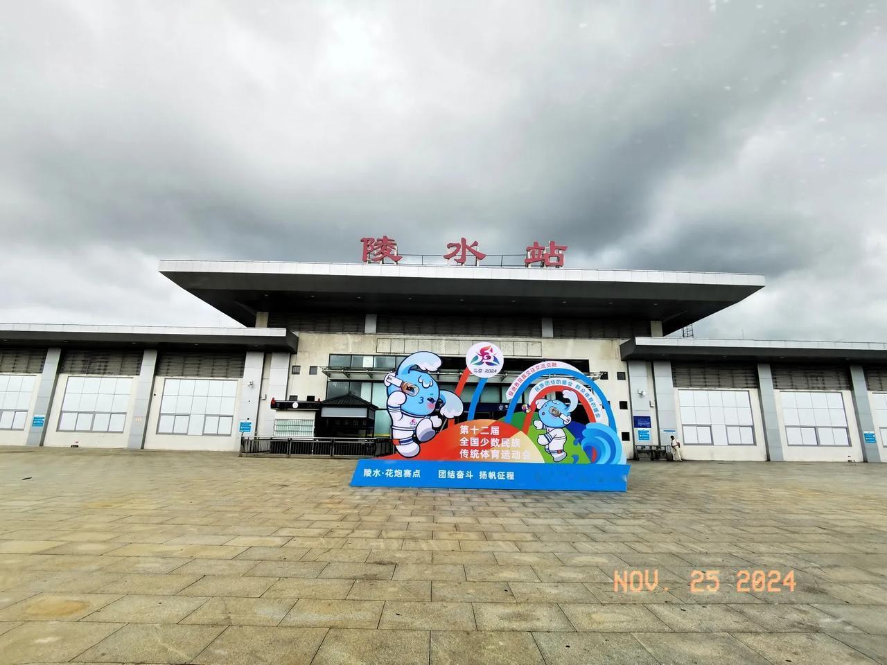 陵水的气温与海口差别很大。在陵水多数人穿短袖裙子、短裤，而出了海口东站，穿棉衣、
