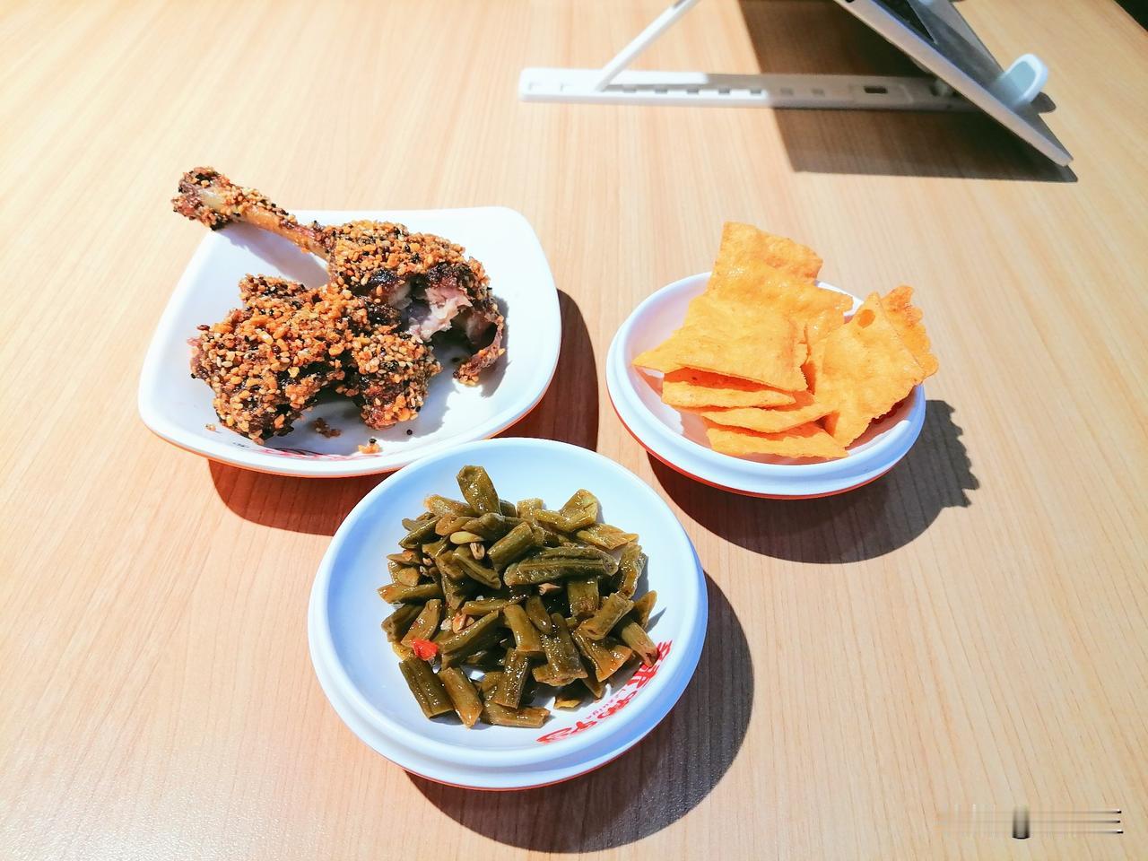 好长时间没来小店工作了。午后到了小店，我依然是点了冷面，鸭腿，再来一碟免费的薯片