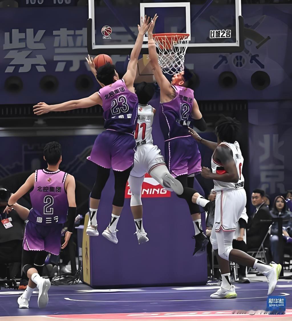 北上广受益？
CBA最后一轮比赛最受关注的是广州迎战深圳，这场比赛的胜负不仅事关