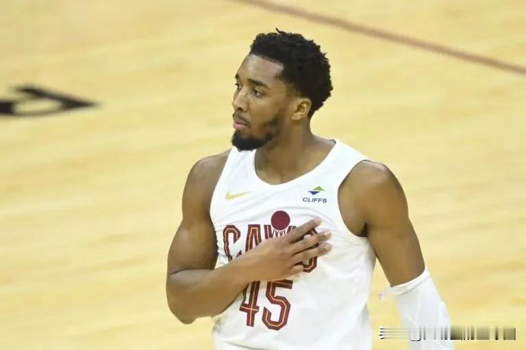 据NBA分析网报道称，关于湖人的交易传闻从未停歇，本赛季结束有可能发生重磅交易，