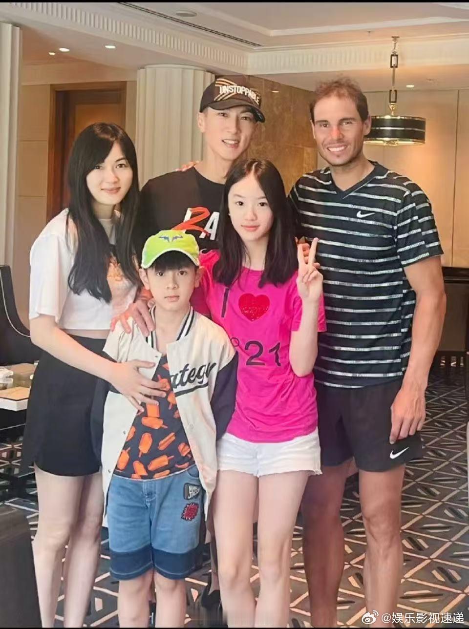 吴尊泪洒纳达尔退役仪式 吴尊现身纳达尔退役礼，专注的眼神，鼓掌的姿态，满是对偶像