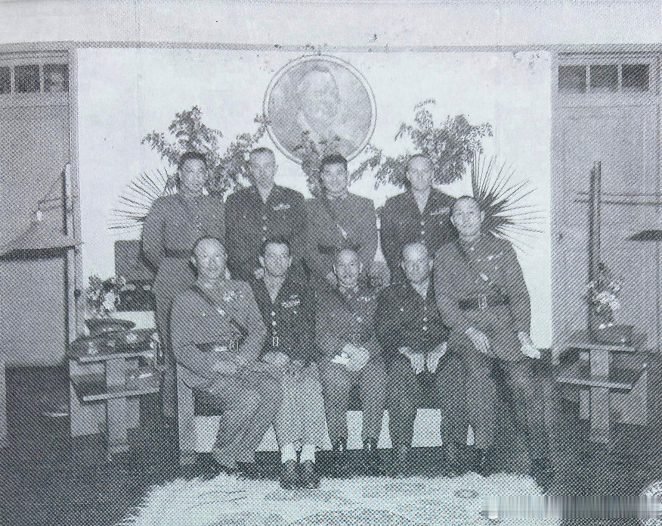 1945年3月24日蒋介石对中国战区军官们发表讲话后，中美将领在昆明一号招待所合
