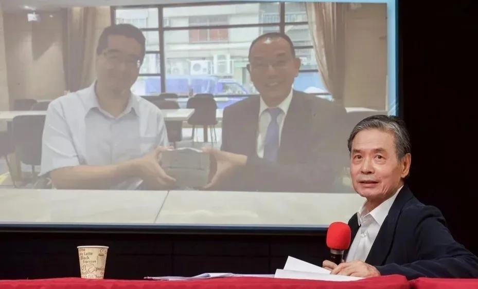 金傅聪在今天的新闻发布会上，公布了一张萧旭岑和另一位男士一起托现金的照片。

这
