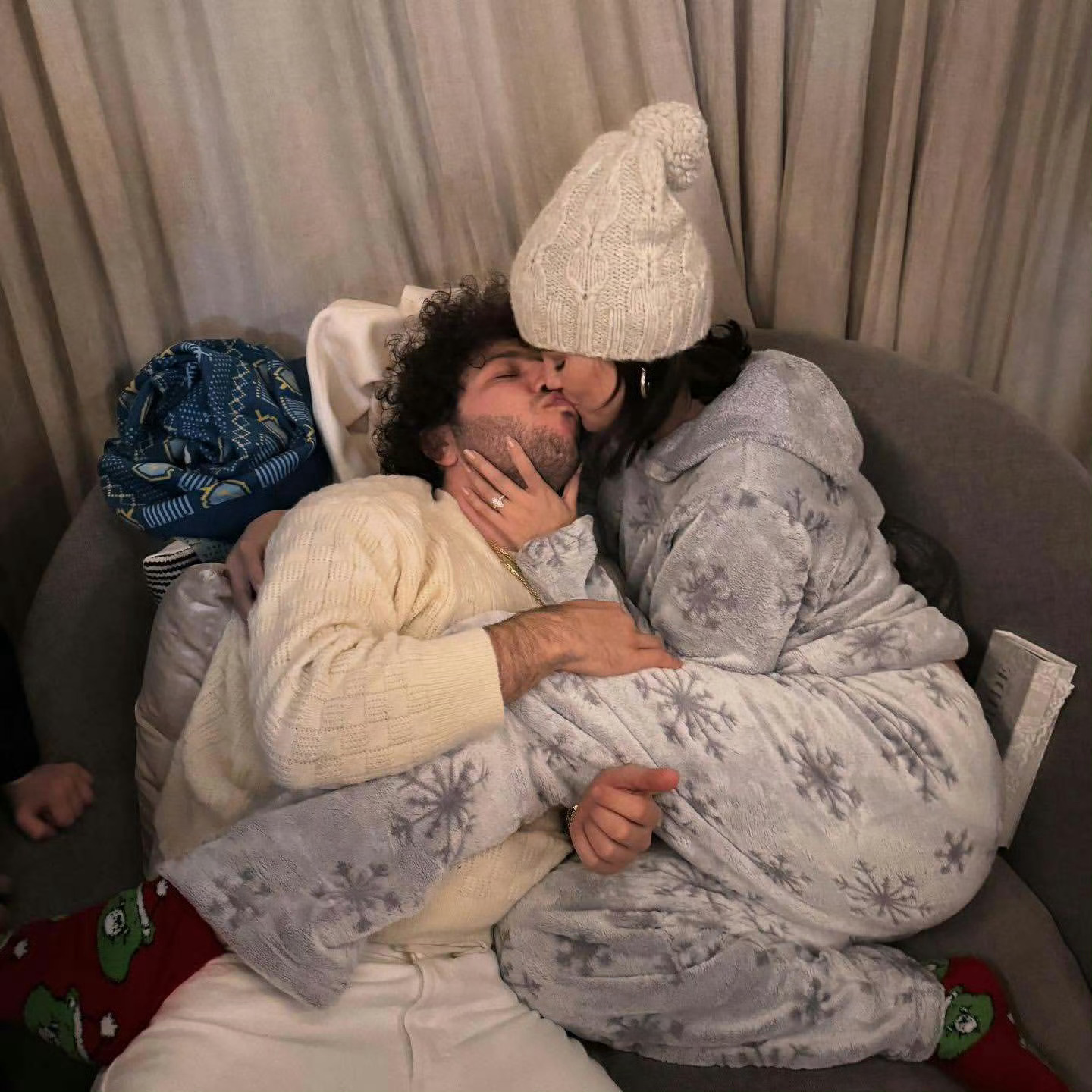 Selena Gomez释出与未婚夫Benny Blanco甜蜜合照💕 