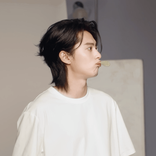 王鹤棣吃薯片的样子演我 救命！白T配卡其裤的造型超清爽，狼尾鲻鱼头让他帅到发光，