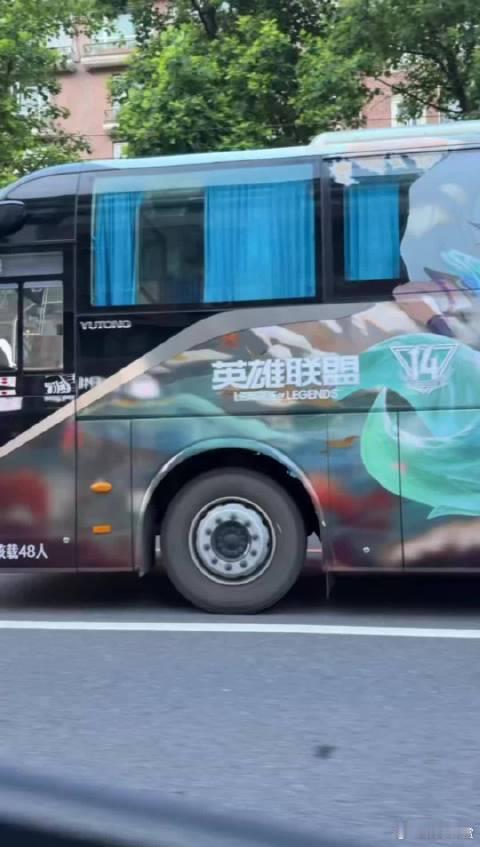 阿狸痛车痛了个大巴车十年老粉不请自来！看到阿狸痛巴，瞬间忘了社死，只剩“爷青回”