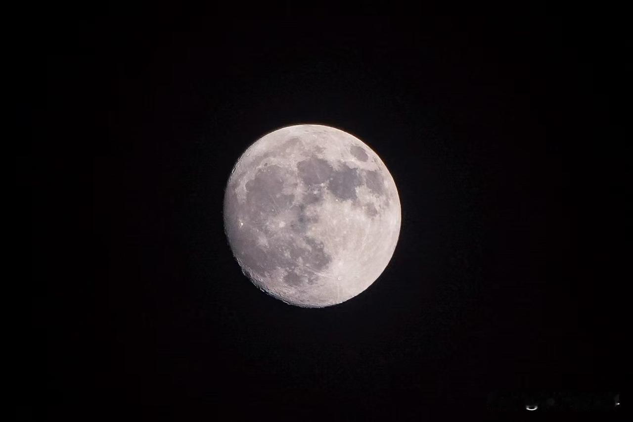 天有日月星辰，
地有山河湖海。
天有日月星辰，
人有爱恨情仇。