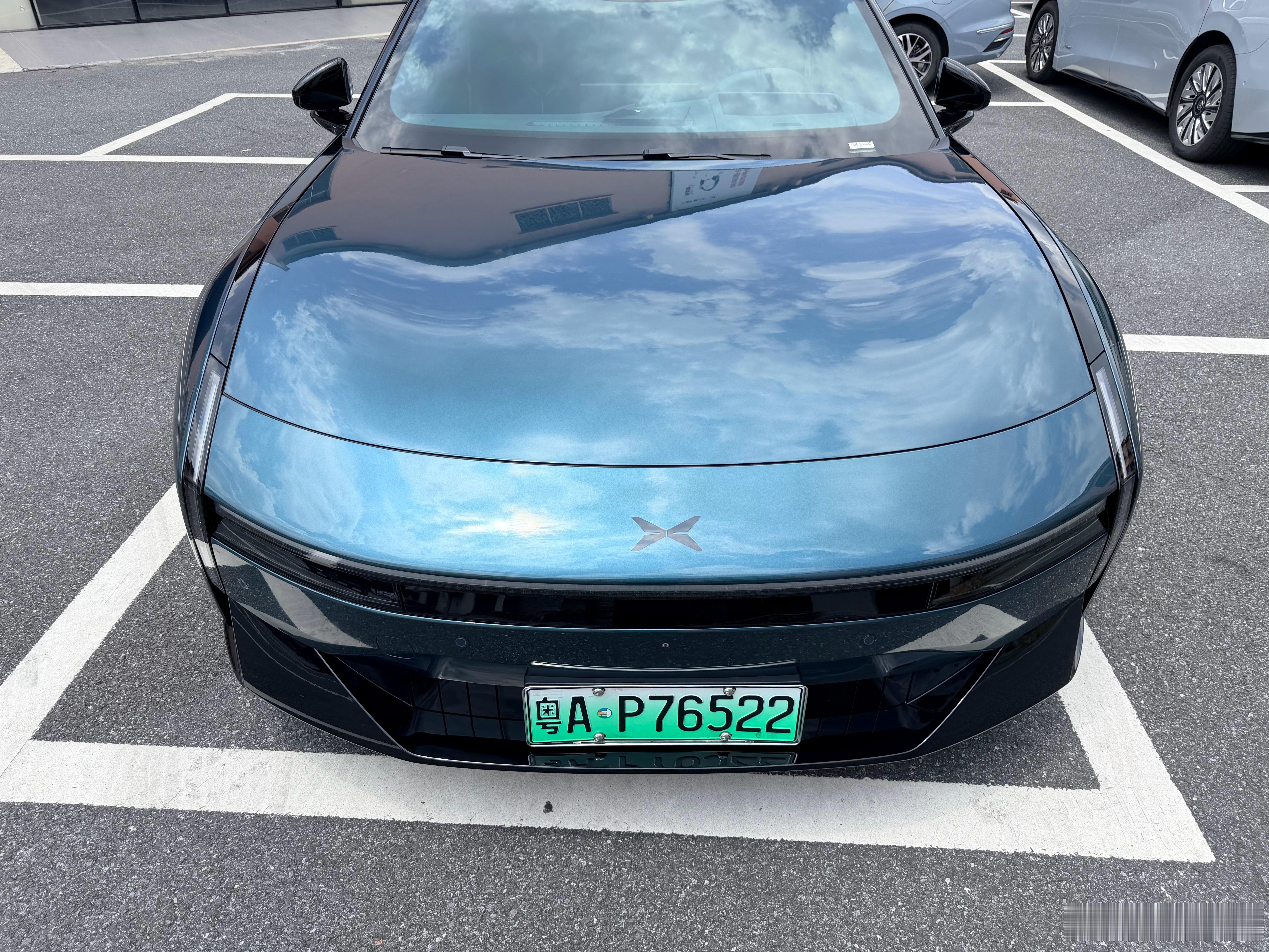 这台车近距离看好扁好低好宽啊 