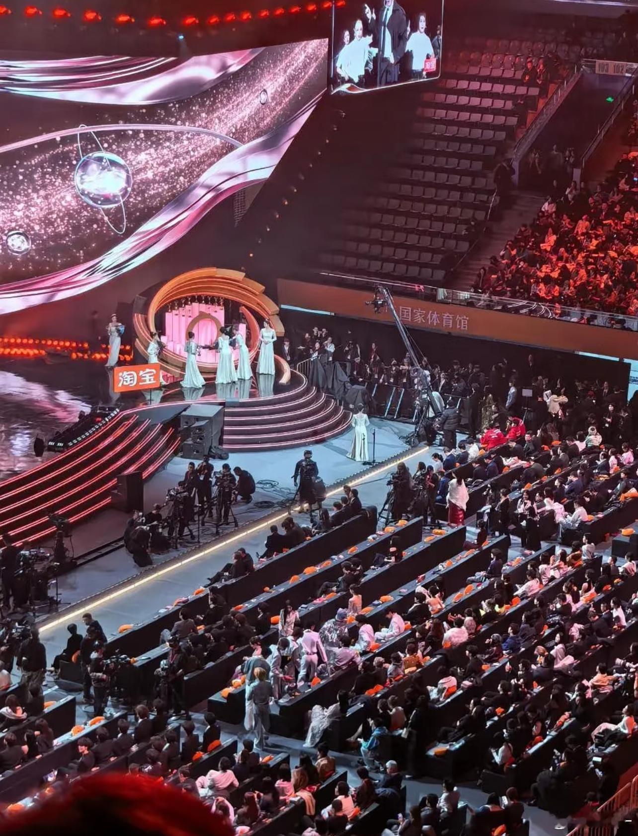 诈C谁受益啊，这闹的第二排第三排都知道了 