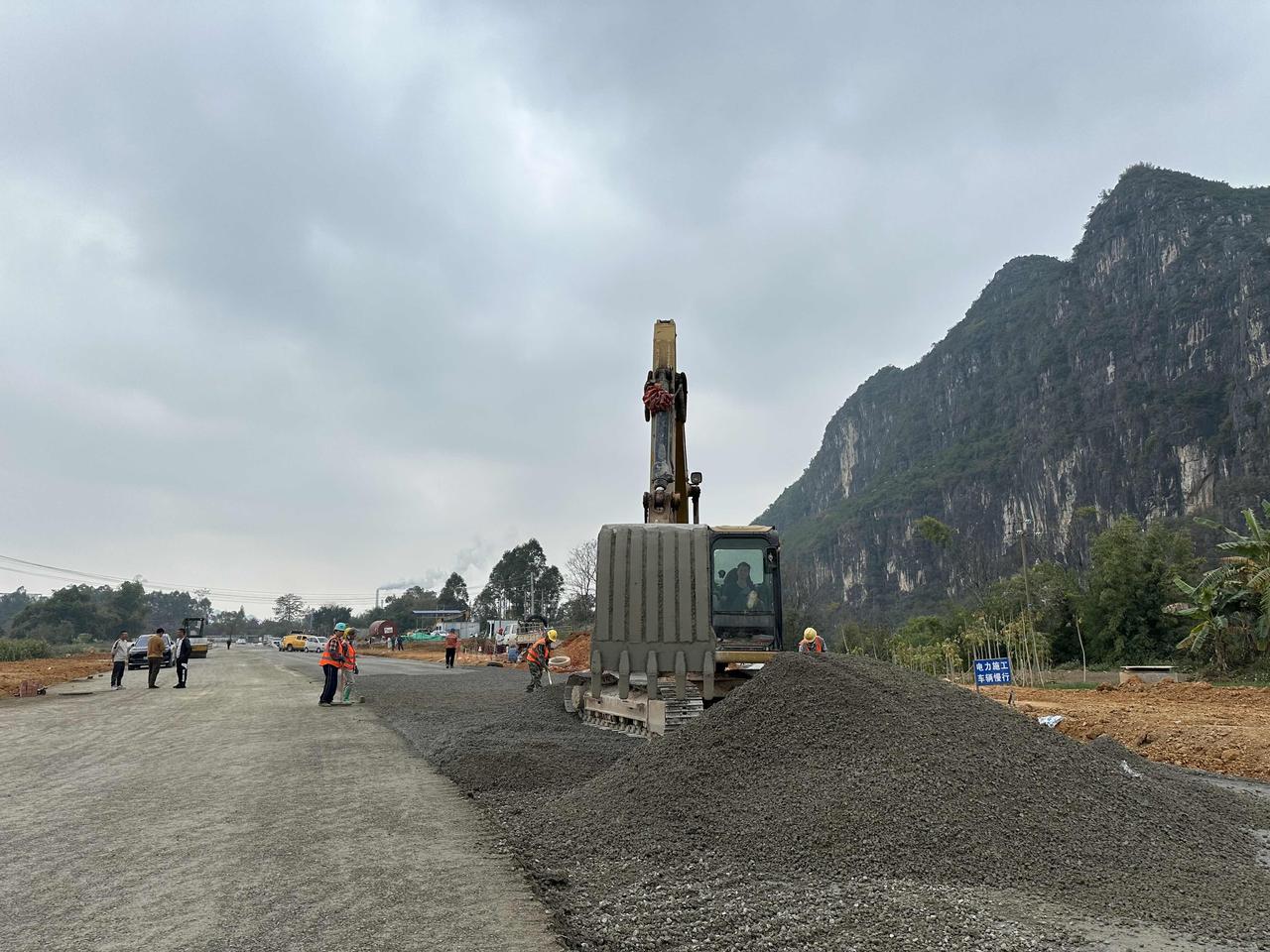 扶中到海螺水泥厂的新路建设中，1700多米的新路大大缩减了县城北部到西部的距离，