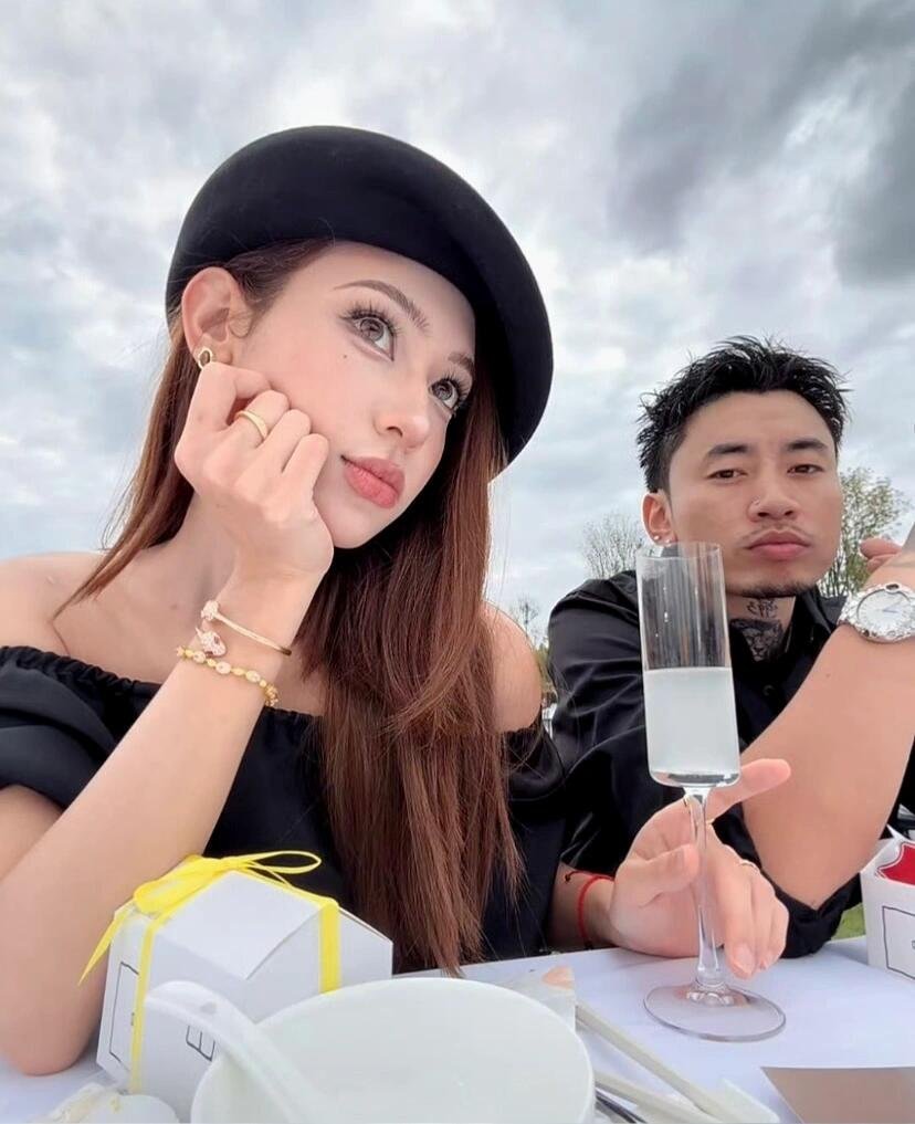 马思唯真的是个星探 ⁉️真的是谈一个我爱一个 （不得不说 都长得挺像ab+lis