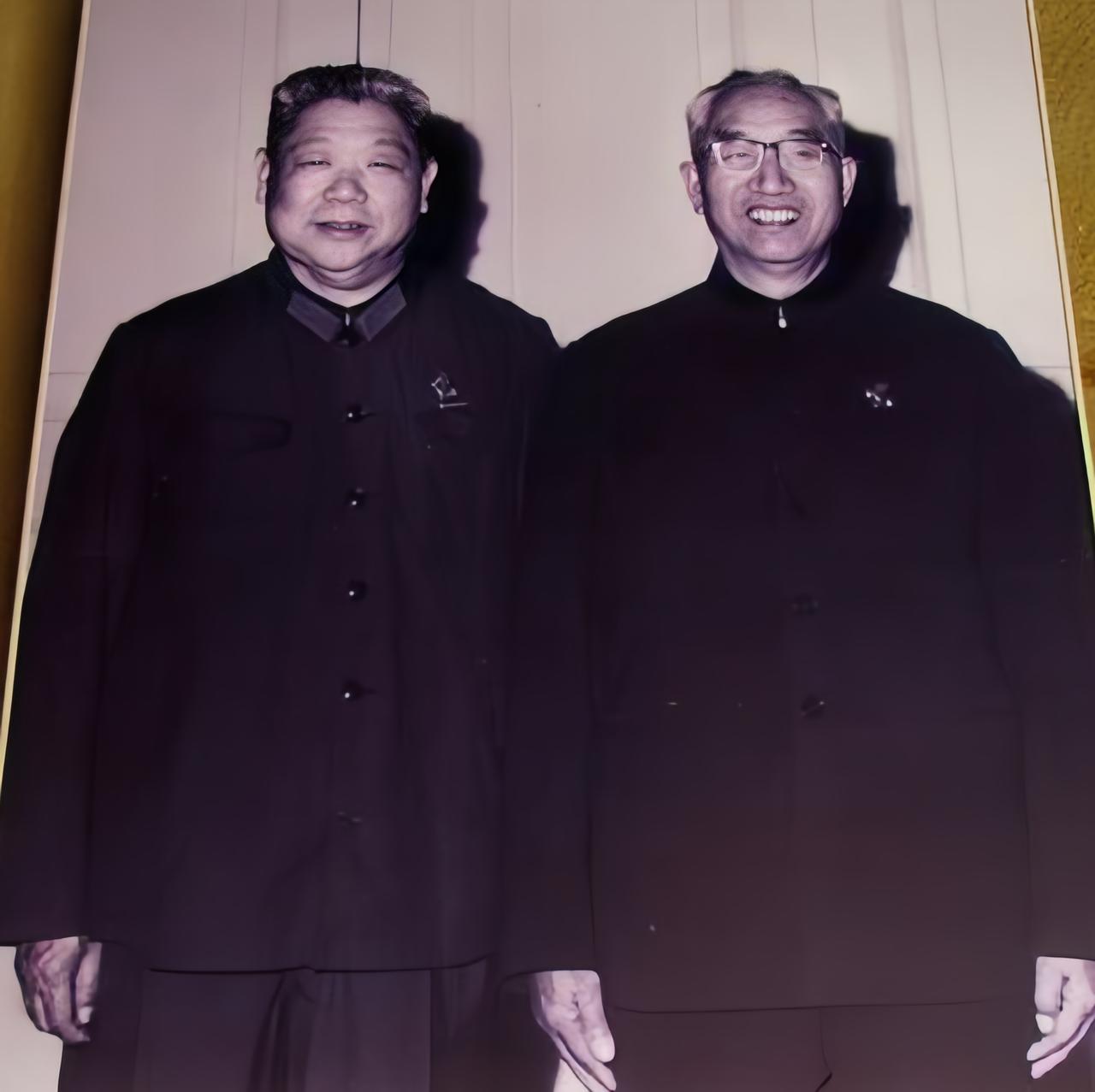 1990年，病危的徐向前元帅已陷入昏迷。匆匆赶来的陈锡联上将握着老首长的手，泪如