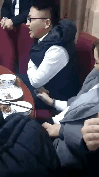 越是闷骚型的男人，在外人面前，越是装出一副清高的模样，来维护他可怜的男子汉尊严。