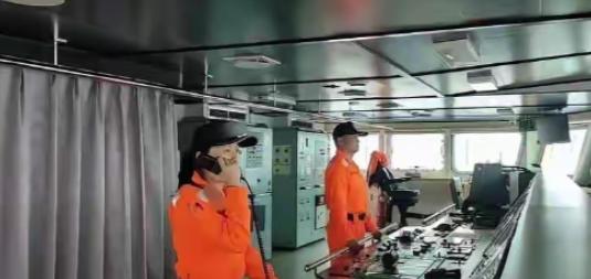 笑不活了！台海巡船在东沙被我海警船堵得动弹不得，急眼了居然对着我们喊："你们回去