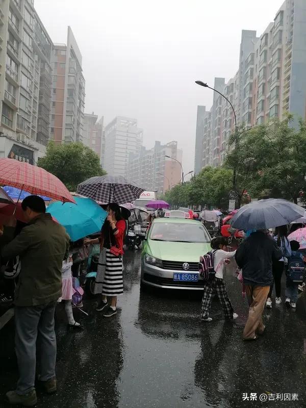 冬天或者雨天接送孩子，对于很多家庭来说是个极其沉重的负担。不单是时间上不好安排，