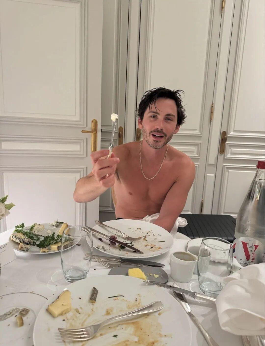 Logan Lerman 最近在 Instagram 发布自拍，我也不懂是不是 