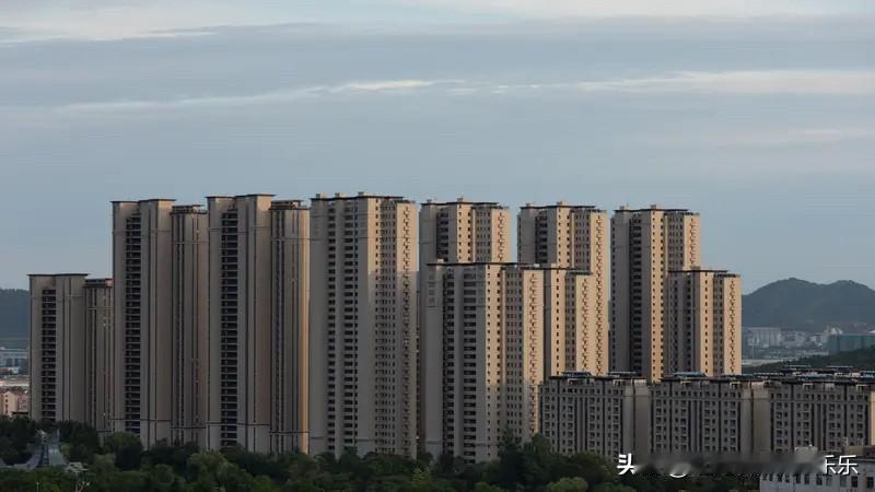 卖地收入腰斩，也是帮助楼市软着陆了。
2021年巅峰时期卖地收入8.7万亿，20