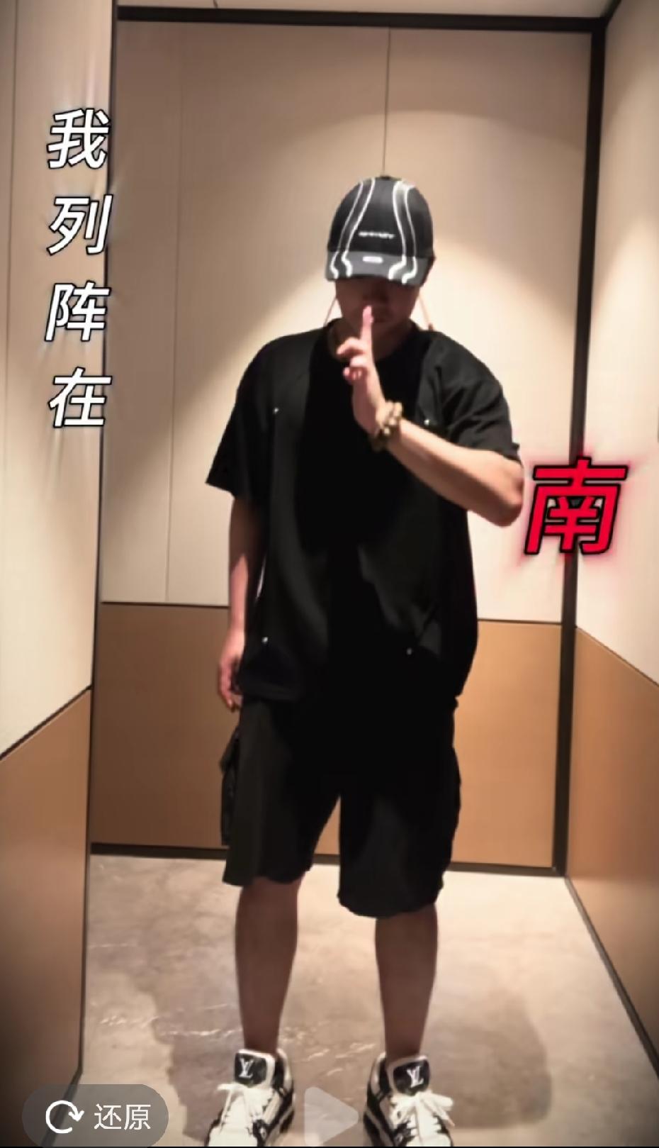 草莓熊也化身乒乓喜剧人！
他这次出战长沙全锦赛
晒出来了训练视频
视频开头先列阵