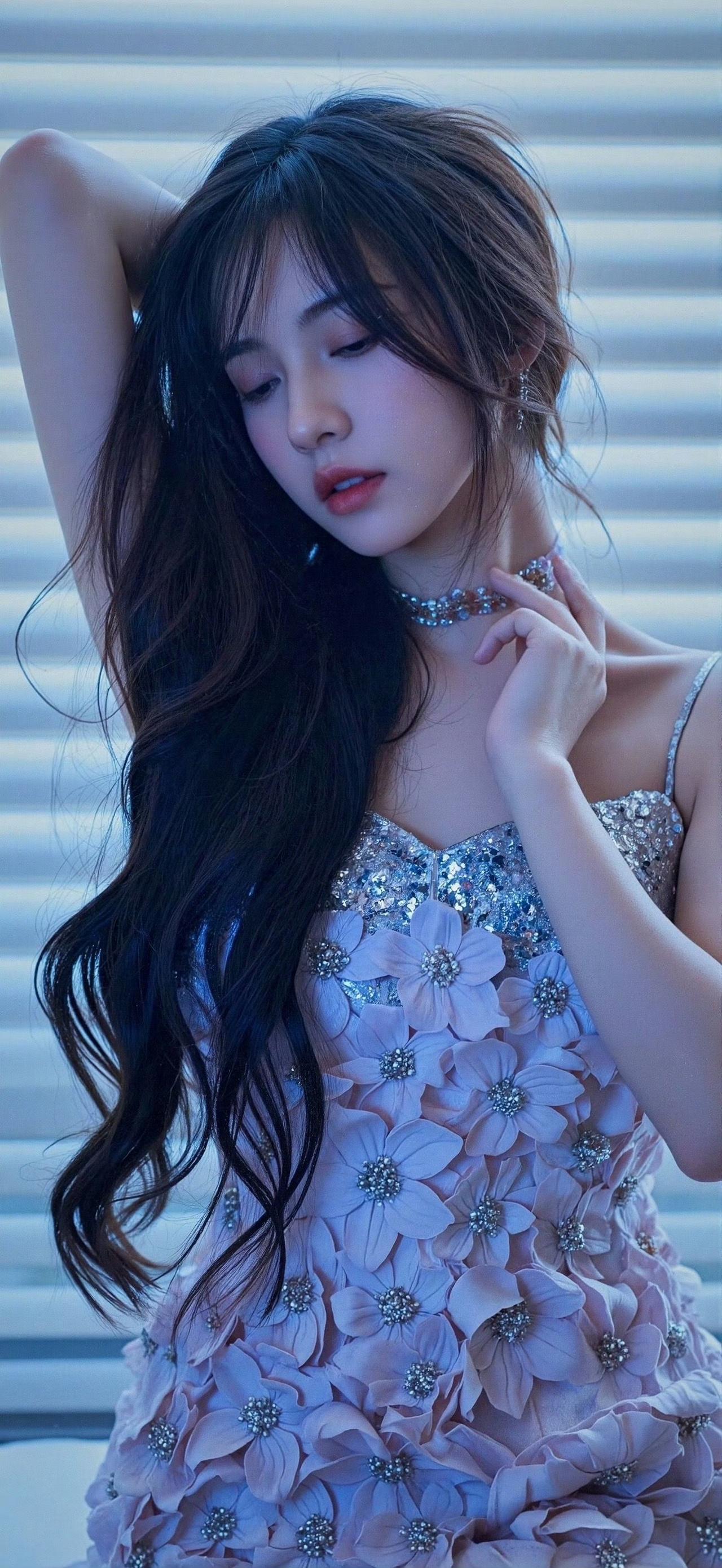 玉颜如花，轻抚珠光。