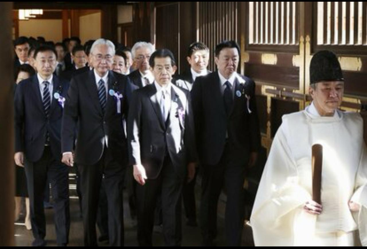 日本国会126名议员集体参拜靖国神社，石平出现在队伍中
4月22日，日本126名