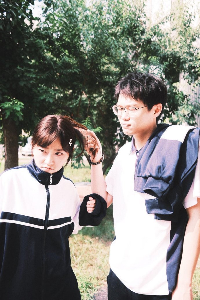 我叫李飞没有脊椎 就这个李飞在喜人奇妙夜的自我介绍，“我叫李飞，没有脊椎，不以物