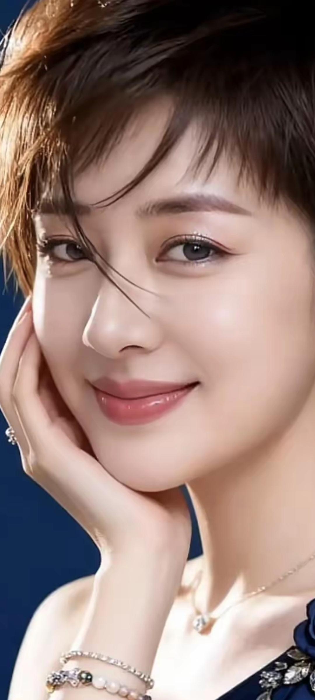 温柔甜美的笑容，散发着优雅与魅力。